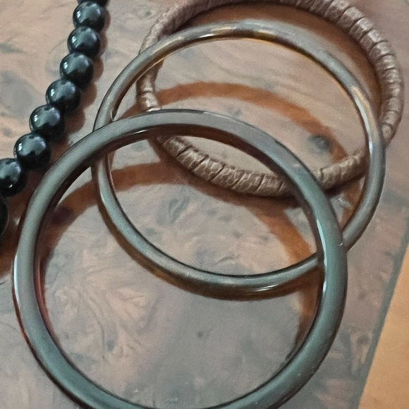 Jewelry Lot for a Fashionista. Necklaces, Bangles, and bracelets. - Picture 8 of 11